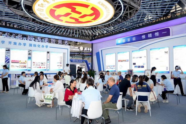 陕西财经职业技术学院展厅人气高涨、气氛热烈 陕西财经职业技术学院展厅人气高涨、气氛热烈