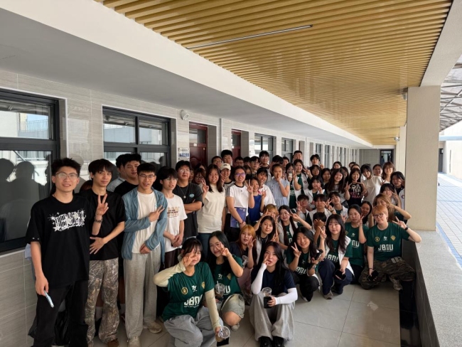韩国学生与全北学院学生合影 韩国学生与全北学院学生合影